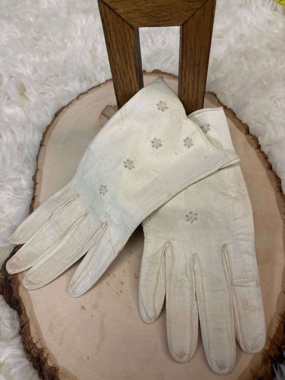 Vintage Ivory Leather Gloves Embroidered Floral Scalloped Cuff Size M